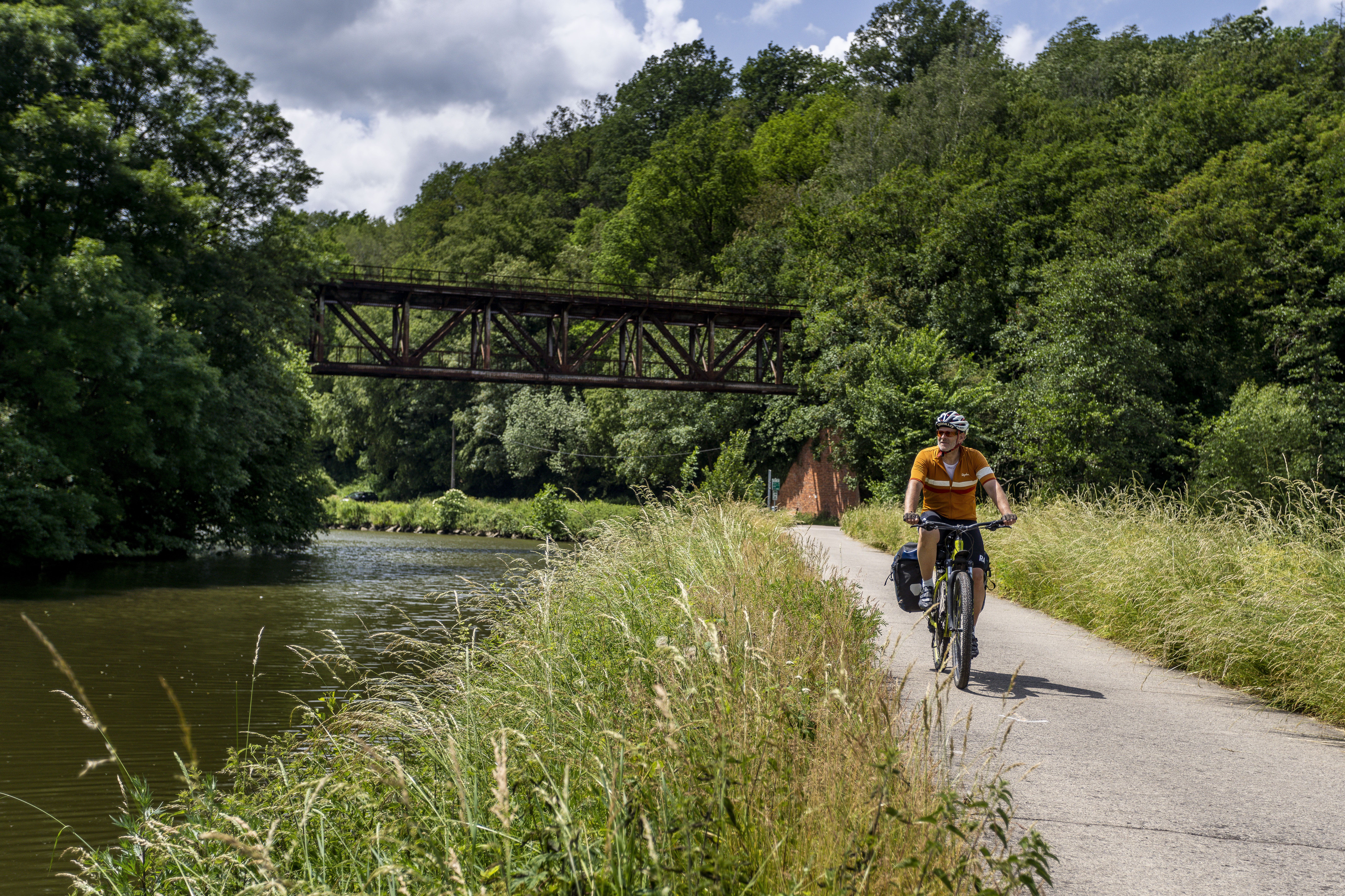 Un cycliste sur le Ravel de la Sambre