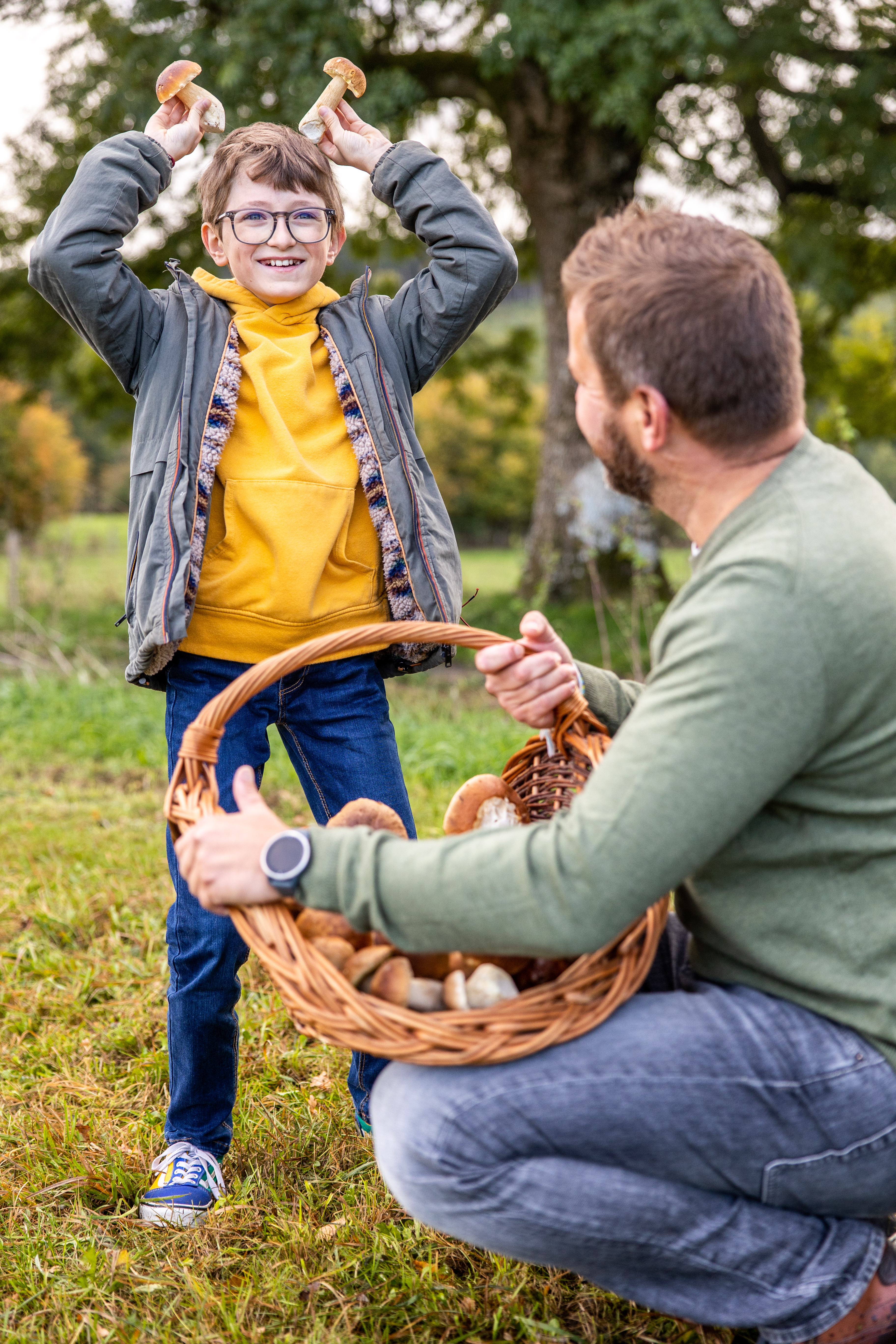 Cueillette de champignons en famille