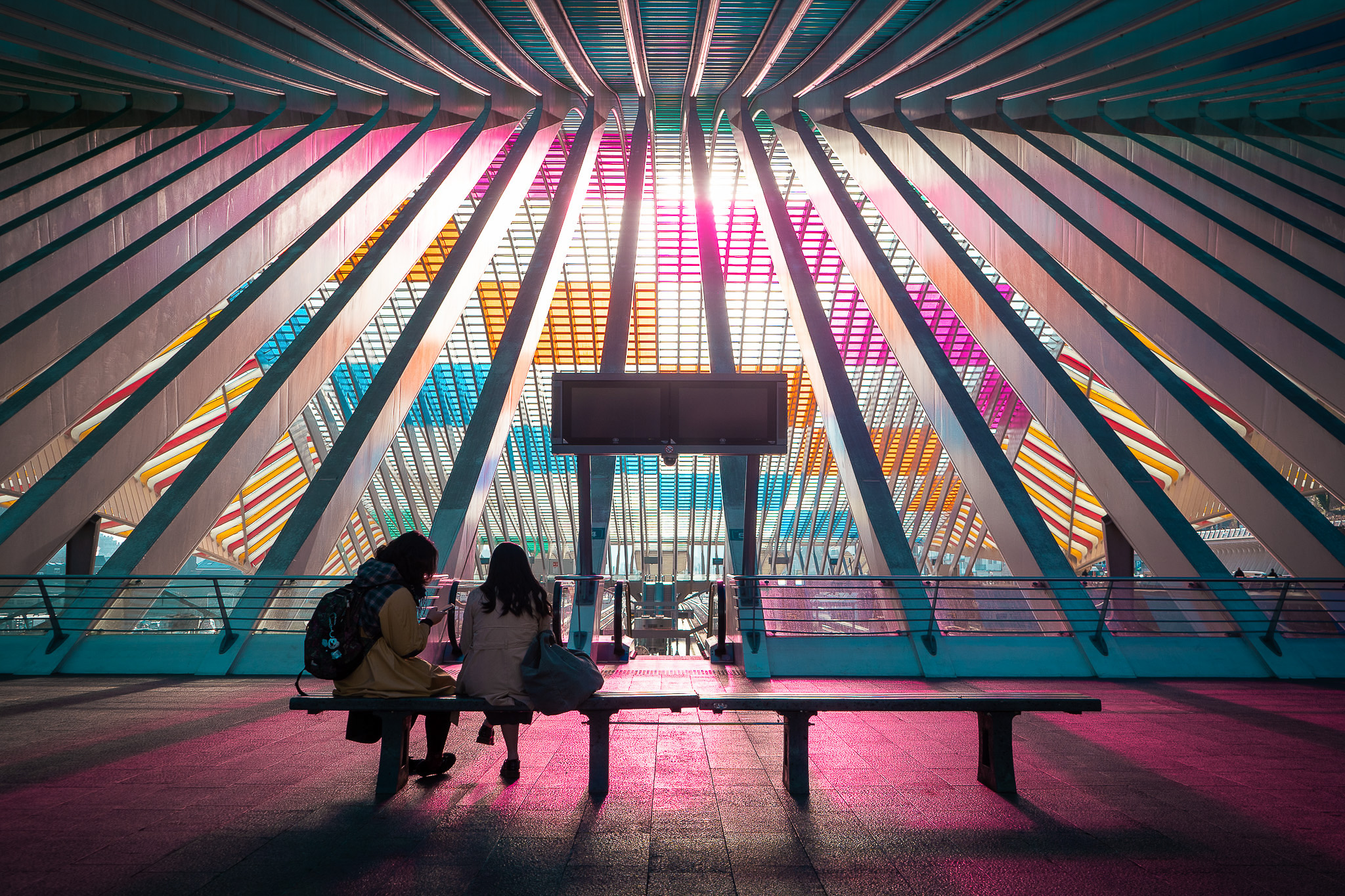 Liège - Personnes attendant le train à la gare des Guillemins
