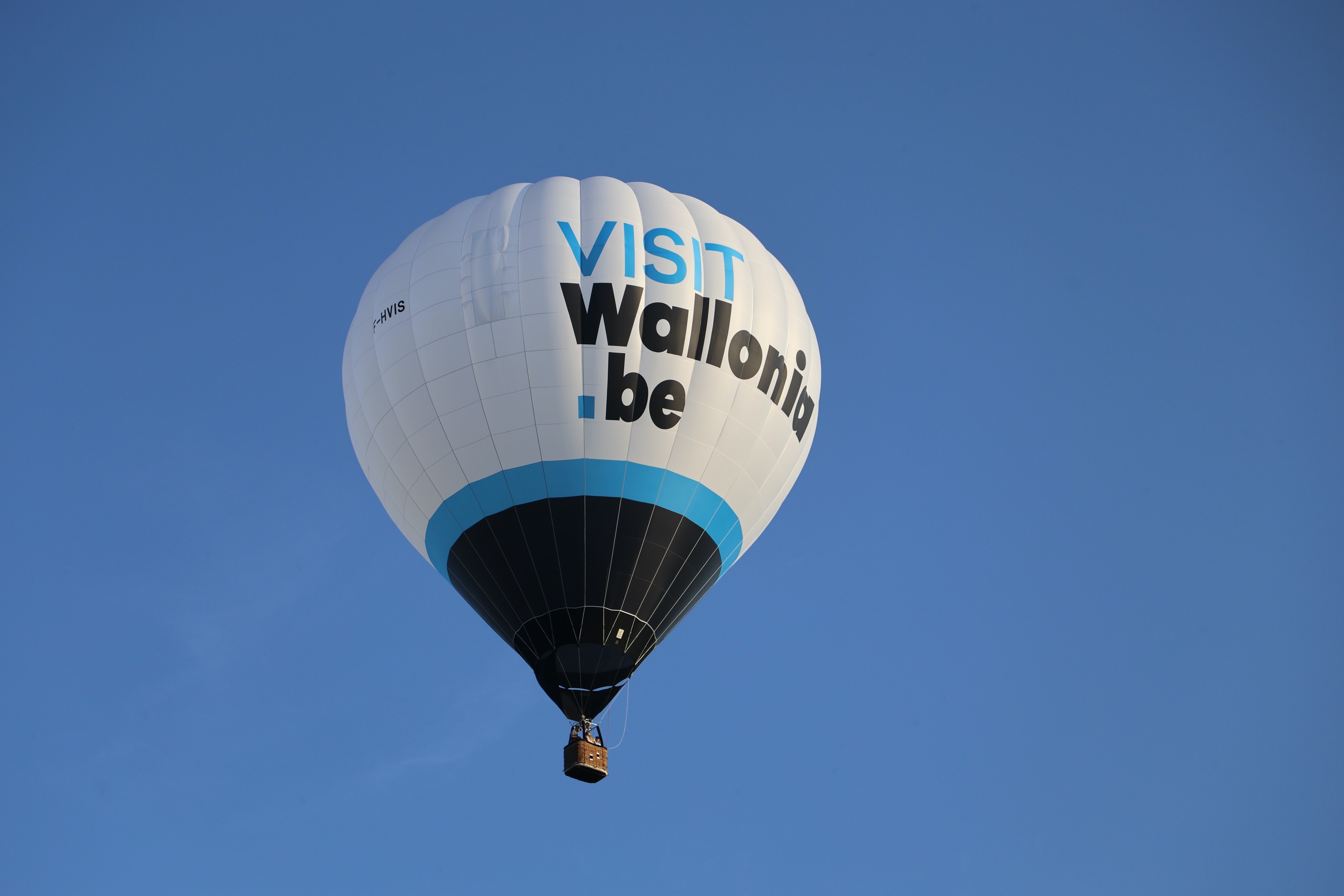 Vol en montgolfière avec le logo VISITWallonia
